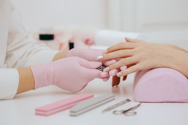 La manicure fatta da una professionista.